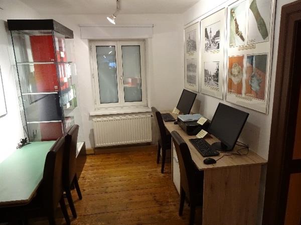 ein Zimmer mit Schreibtisch und Computer